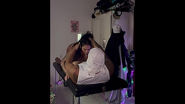 Provando da massagem carioca - conheci esse massagista na praia e fui em sua casa provar a massagem, no final não fiz a massagem mas gozei gostoso com esse Ograo safado