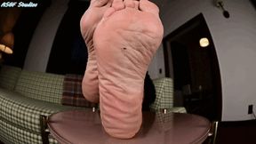 Moody Milfs MILF friend! Wrinkly soles! - MOV