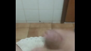 Punheta no banheiro