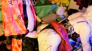 Belle blonde alternative suce et se fait jouir dessus - M3treSluggy