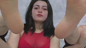 Medusa enseña sus plantas y pedicura uñas blancas