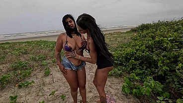 Putaria trans na praia! Bonequinha safada fode casal em público e leva porra no cuzinho!