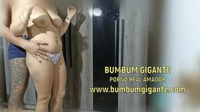 * esposa exibicionista * esposa chamou o entregador para quarto e olha o que ela fez esposa exibicionista