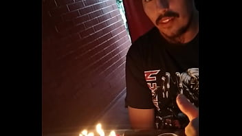 Carlitos se sienta en el pene para comer torta