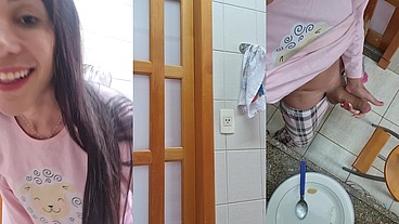 Paloma Veiga acordando com tesão de pau duro no café da manhã e gozando bem forte