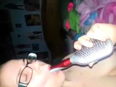 Nerdy amateur masturbates with hairbrush