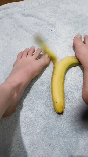 My roommate like eat bananas after video