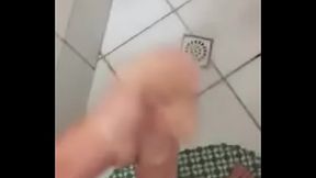 Batendo punheta no banho