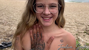 NOVINHA SAFADA PAGANDO BOQUETE DEPOIS DA AULA PARA DOTADO QUE ENCONTROU NA PRAIA