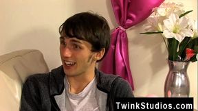 Gay twinks Colby London has a pecker fetish and he'_s not afraid to