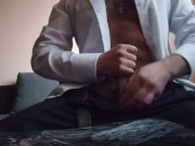 Парень дрочит и томно дышит 興奮しすぎた若い男は寝る前に自慰行為をし、力強く射精し、だらしなく呼吸する