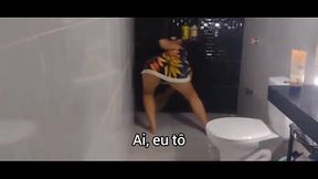 Enquanto meu amigo comprava cerveja, comi a esposa dele que n&atilde_o parava de se oferecer