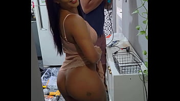 Provoquei o faz tudo que meu marido contratou e ele comeu ate meu cu na frente do meu corno