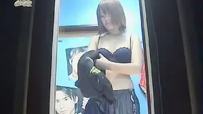 Ángel Japonesa Ganadora y Sexy Muestra su Coño Peludo