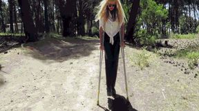 Walk in the woods on crutches WMV(1280x720FHD