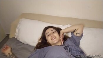 El Pino 420's Argentine Beauty Invites a Steamy Smoking Session