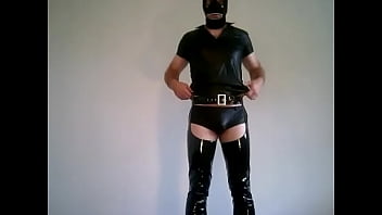 Erik in Chaps und Hotpants