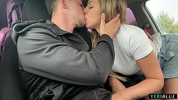 Fucking in the car in the middle of the street - huge squirting