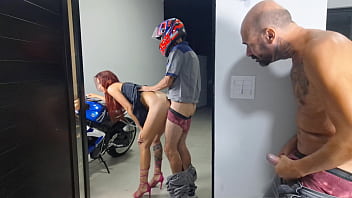 Esposa recebe motoboy e corno se masturba!