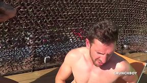 hetero bogsose baise un gay dans un jacuzzy