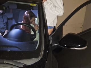 Marido leva esposa para fuder em estacionamento com desconhecido!