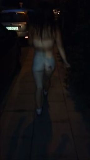 Nagi spacer koło domu, cała naga w mieście !!. Czy ktoś mnie zobaczy?. :)