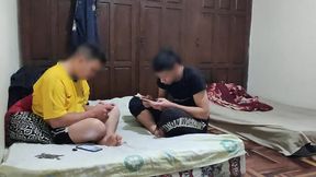 voy a la casa de mi amigo a jugar free fire luego su mama entra al cuarto y me hace un buen sexo oral luego me la follo antes de que mi mejor amigo se levante