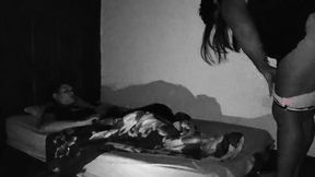 voy a la casa de mi amigo a jugar free fire luego su mama entra al cuarto y me hace un buen sexo oral luego me la follo antes de que mi mejor amigo se levante