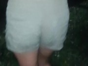 Cumpliendo apuesta afuera de la fiesta