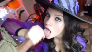 Une cosplayeuse sorcière suce une bite et se prend du sperme sur tout le visage pendant la fête d&#39;Halloween