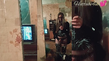 Сисси фембой Hattabi4ik писает перед зеркалом