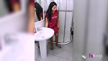A little surprise to the plumber: Daniela Nerea seduces him and films herself banging him!