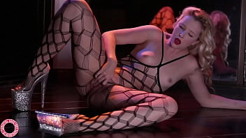 Busty MILF Samantha Rone wets her meaty pussy in fishnet body stocking