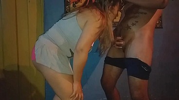 Vecina caliente me la follo bien en cuatro y me saco el semen