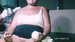 Grazy Sapeca fazendo tatuagem sem calcinha, se mostrando toda para o tatuador