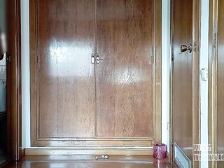 Vecino real, maduro, peludo, polla grande blanda sin cortar, meando y probando ropa inner