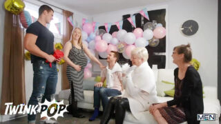 Avsugning, onani, ansiktsprut, barbacka – en gigantisk tatuerad kuk Benjamin Blue och Malik Delgaty knullar i röven