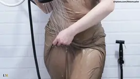 Malaysian hijabi gets naughty in the shower