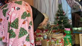 Hurry and jerk it to my hairy pussy JOI CHRISTMAS