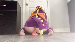 Girlfriend within Spyro onesie riding dragon vibrator til they nuts