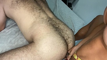 Priscila Araújo fode branquinho passivo que tomou piroca na frente da escada