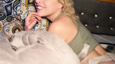 My creampie hungry stepsis shows me a horny pussy rub