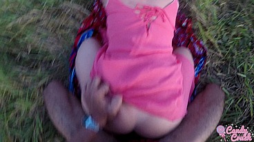 Nós fodemos na floresta até ele gozar na minha boquinha enquanto alguns caras assistiam de longe - Mano Nico