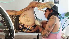 Me iba a tatuar la nalga pero comenzo a dedearme y me metio la lengua hasta el fondo