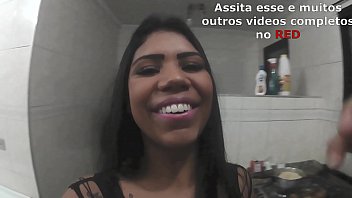 Lunna Vaz levando leitinho na boca enquanto o Luc&atilde_o estava fazendo a janta - Vlog #4