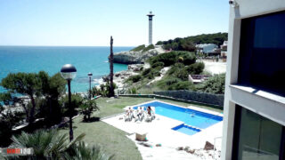 Bryan Da Ferro baise violemment le cul serré d'une blonde plantureuse en plein air, au bord de la piscine, après une fellation bâclée.