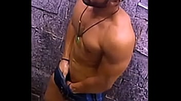 Lucas BBB18 lavando cuzinho no banho