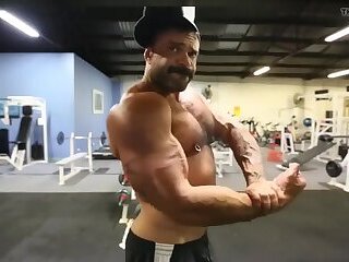 GORILLA MUSCLE KING DADDY ROGAN RICHARDS NAKED GYM WORKOUT AND CUM