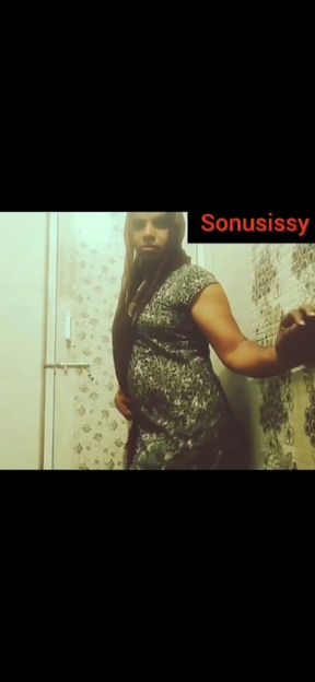 Sexy Sonusissy in Salwar Navel Striptease
