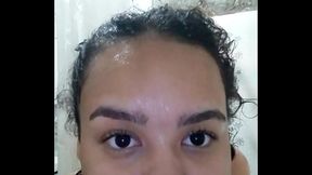 TOMANDO UM BANHO GOSTOSO E DEIXANDO MINHA BUCETA CHEIROSINHA PARA SER FODIDA MAIS TARDE
